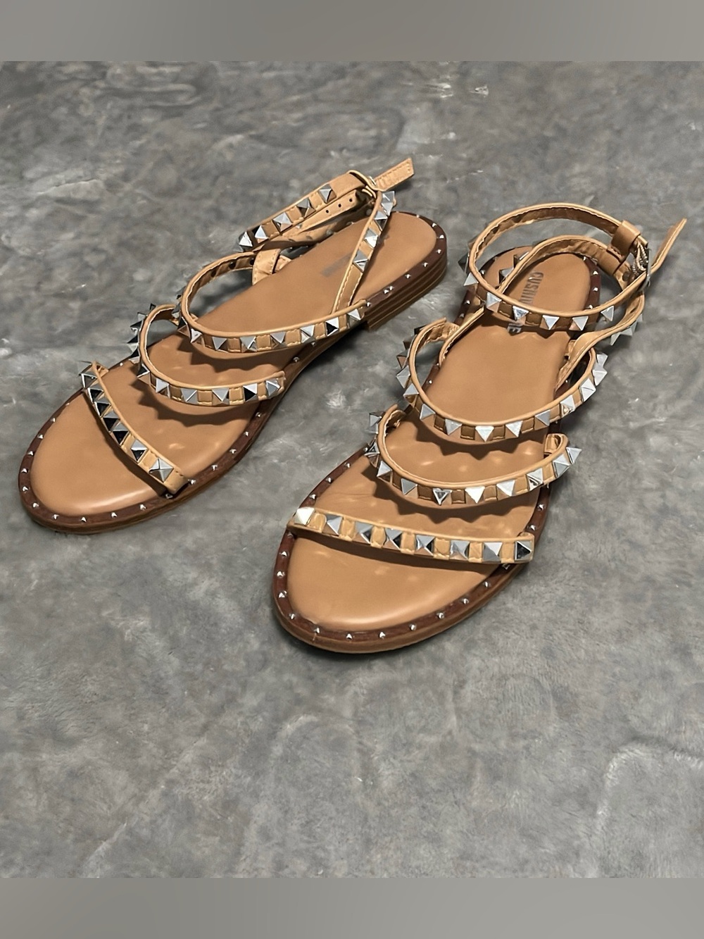 Cushionaire Women’s Tan Studded Gladiator Sandals Size 8.5 Silver Pyramid Rivets